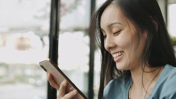亚洲女性触摸智能手机并使用社交网络