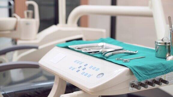 刮板:在绿色无菌纱布上为牙科医生准备的无菌牙科设备