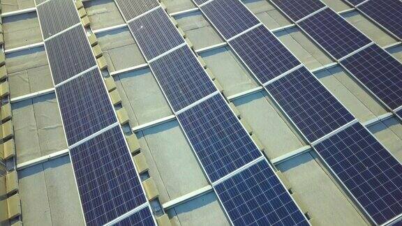 工业建筑屋顶安装光伏太阳能板产生绿色生态电力生产可持续能源的理念