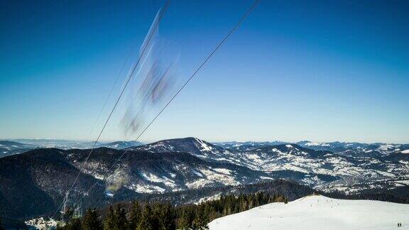 在阳光明媚的喀尔巴阡山脉滑雪胜地的滑雪缆车时间流逝