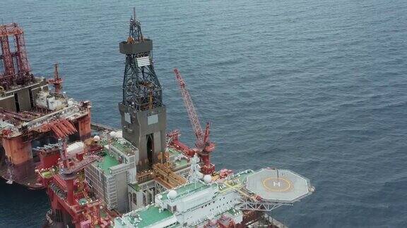 巨大的海上石油平台俯视图