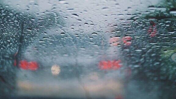 在雨中开车