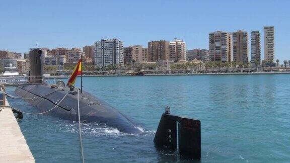 一艘停泊在西班牙马拉加港的潜艇