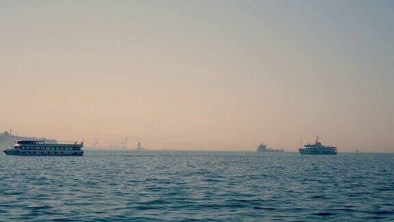 白天通过博斯普鲁斯海峡的船只
