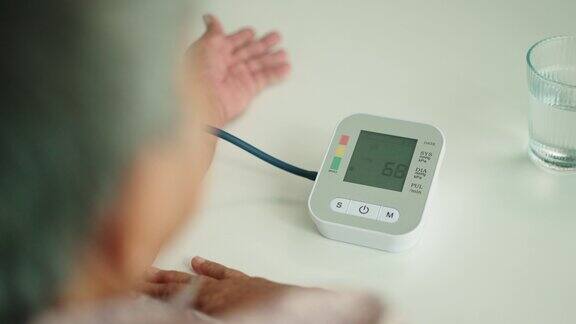 检查血压和心率