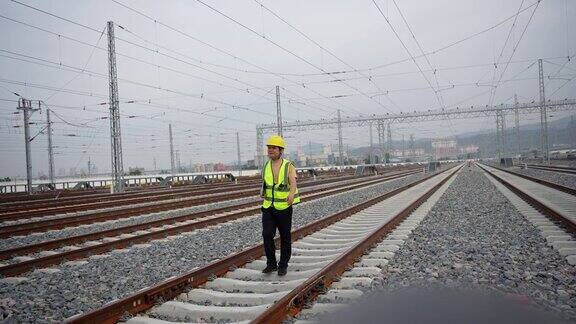 铁路工人在检查铁轨