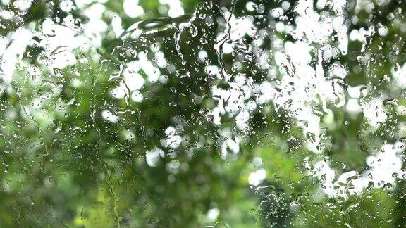自然的雨滴落在镜子上