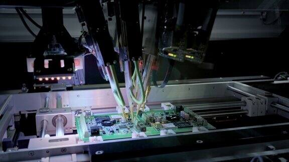 工厂机器工作:印刷电路板与自动机械臂组装表面安装技术连接微芯片到主板时间流逝微距特写镜头