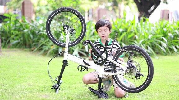 修理自行车的男孩