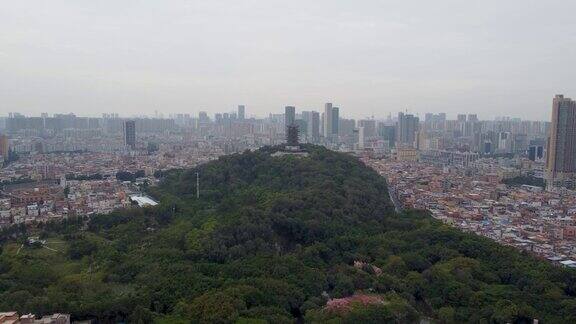 无人机视图傍晚时间飞行在佛山市上空中国佛山著名的滨湖公园