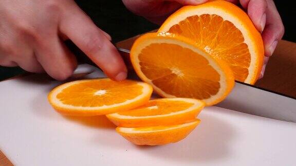 把橙子切成薄片放在砧板上
