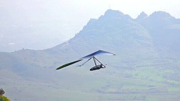 滑翔机起飞山在滑翔伞极限运动比赛