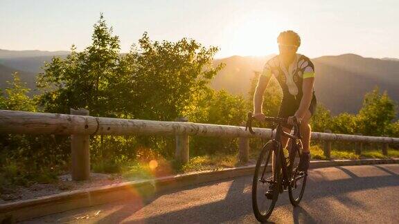 日落时分在山口上骑公路自行车