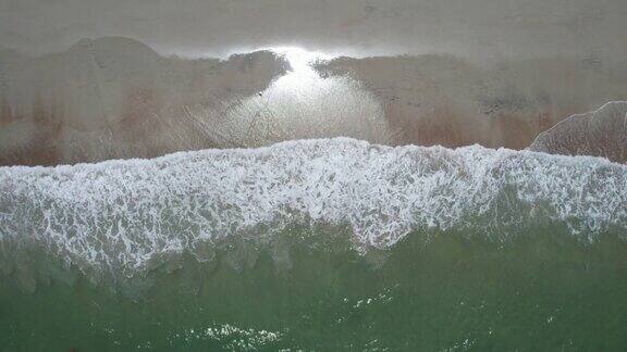 维拉诺海滩-无人机拍摄的海浪在海滩上翻滚