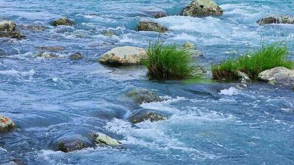 新疆流动的河流和岩石风景