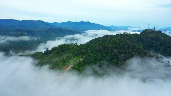鸟瞰图雾流覆盖山脉
