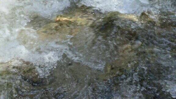 山河上晶莹剔透的水和石头的特写