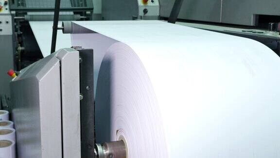 大纸卷在信封印刷厂的传送带上