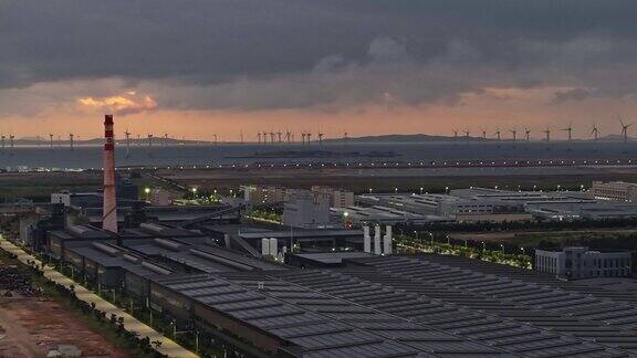 日出前工厂屋顶太阳能发电厂鸟瞰图