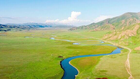 航拍新疆绿色草原和河流自然景观
