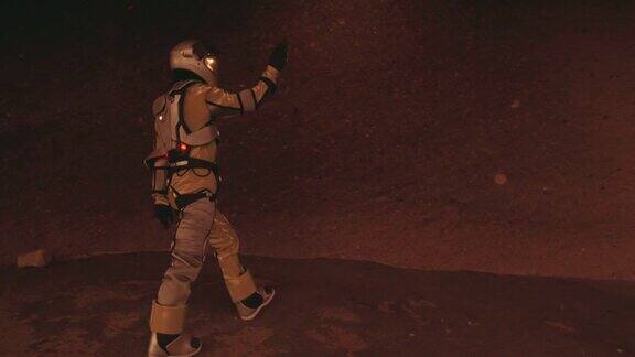 探索火星表面的女宇航员锈色的洞穴和岩石