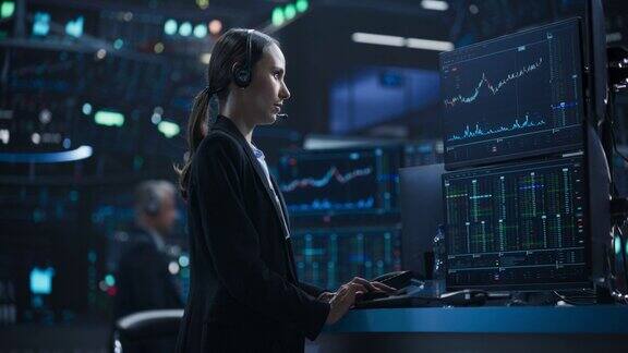 一位在国际证券交易大厅工作的美丽女性的肖像:监测股票市场的专家与客户沟通与公司业务伙伴合作