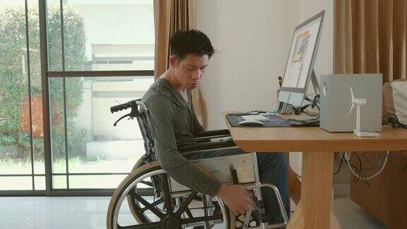 残疾人坐在轮椅上的生活方式