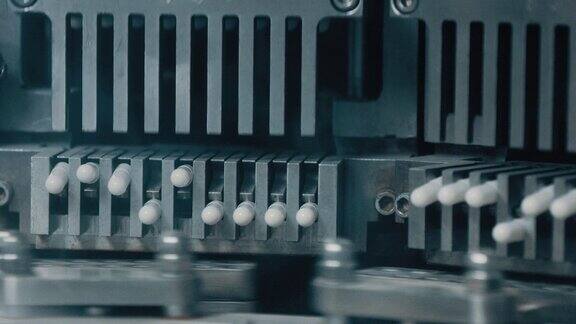 全自动胶囊灌装机胶囊灌装装置制药公司的生产线这台机器将内容物装入胶囊片剂的生产特写自由度4K