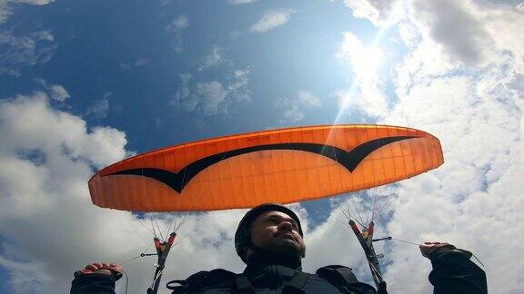天空和那个靠着降落伞的人空中滑翔运动