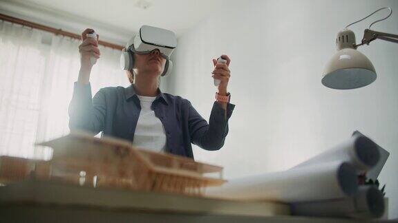 建筑师使用VR头戴式设备与3D建筑模型一起工作技术真的很舒服