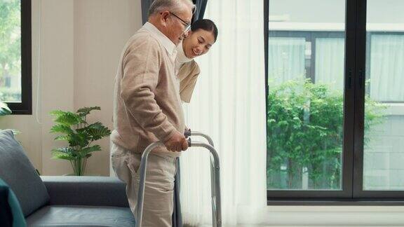 女性护理人员教老年男性走路