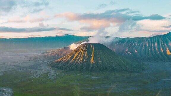 在布罗莫火山的日出位于布罗莫腾格塞马鲁国家公园的布罗莫山壮丽的景色东爪哇岛印度尼西亚放大视图