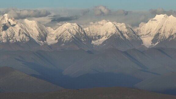 中国四川明雅康家山美丽的日出景观