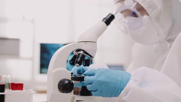 科学家在实验室使用显微镜