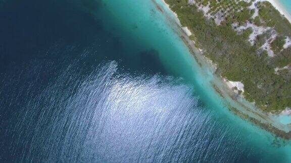 鸟瞰图的白色沙滩和岛屿在加勒比海与绿松石水域
