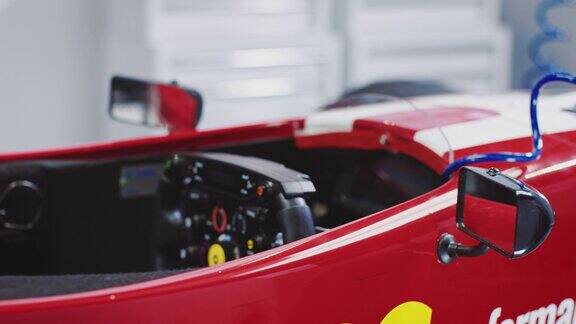 红色一级方程式赛车在车库的特写