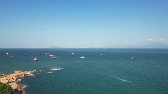 珠海外岭顶岛停泊的船只向下倾斜