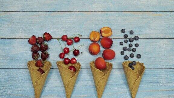 浆果和水果冰淇淋华夫饼里有蓝莓草莓樱桃杏子