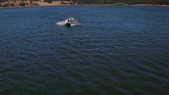 无人机拍摄的男子骑着私人水上飞行器