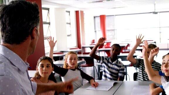 学生在4k教室举手