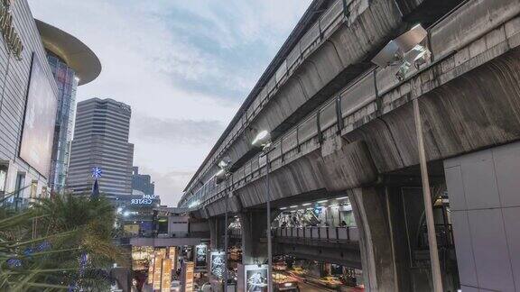 从白天到夜晚的延时:行人人群现代城市生活背景