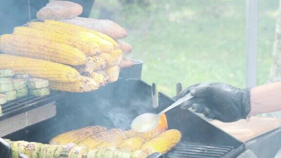 烤玉米和西葫芦在格栅烧烤泰国街头食物4k