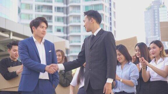 商人在户外会面后签署合同、协议和握手