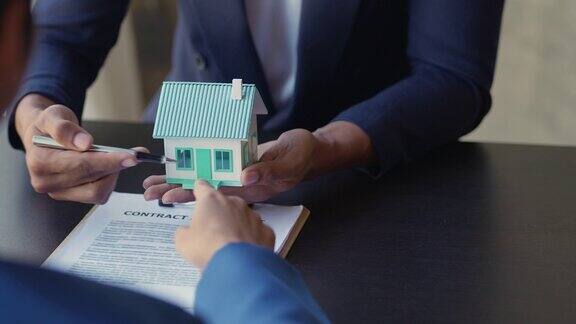 房地产经纪人出售房屋和土地让客户签订买卖合同