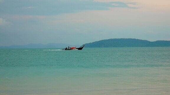 渔船漂浮在海上与蓝绿色的水在岛屿的背景