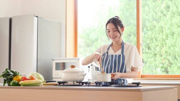 亚洲妇女在家做饭