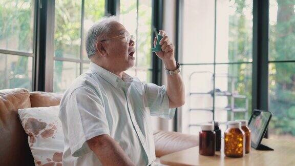 老年人使用哮喘吸入器