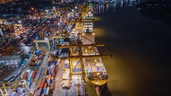 在泰国首都曼谷的船厂使用工作吊车桥的集装箱货轮和货物的物流和运输的终端港口上空的延时坍塌