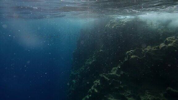 海底景观海浪和海岸岩石礁在地中海明亮的阳光