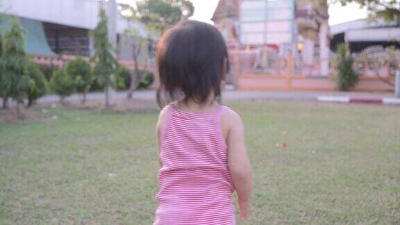 一个小女孩在公园里玩